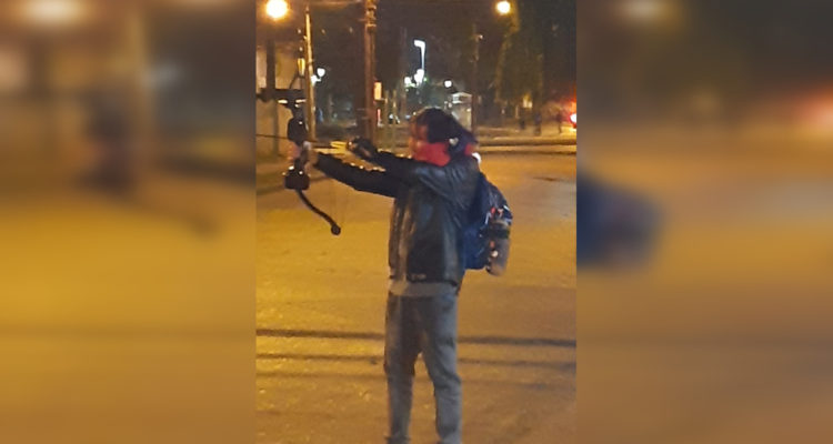 Detienen a joven que apuntó con arco y flecha a Carabineros: cámara registró el momento