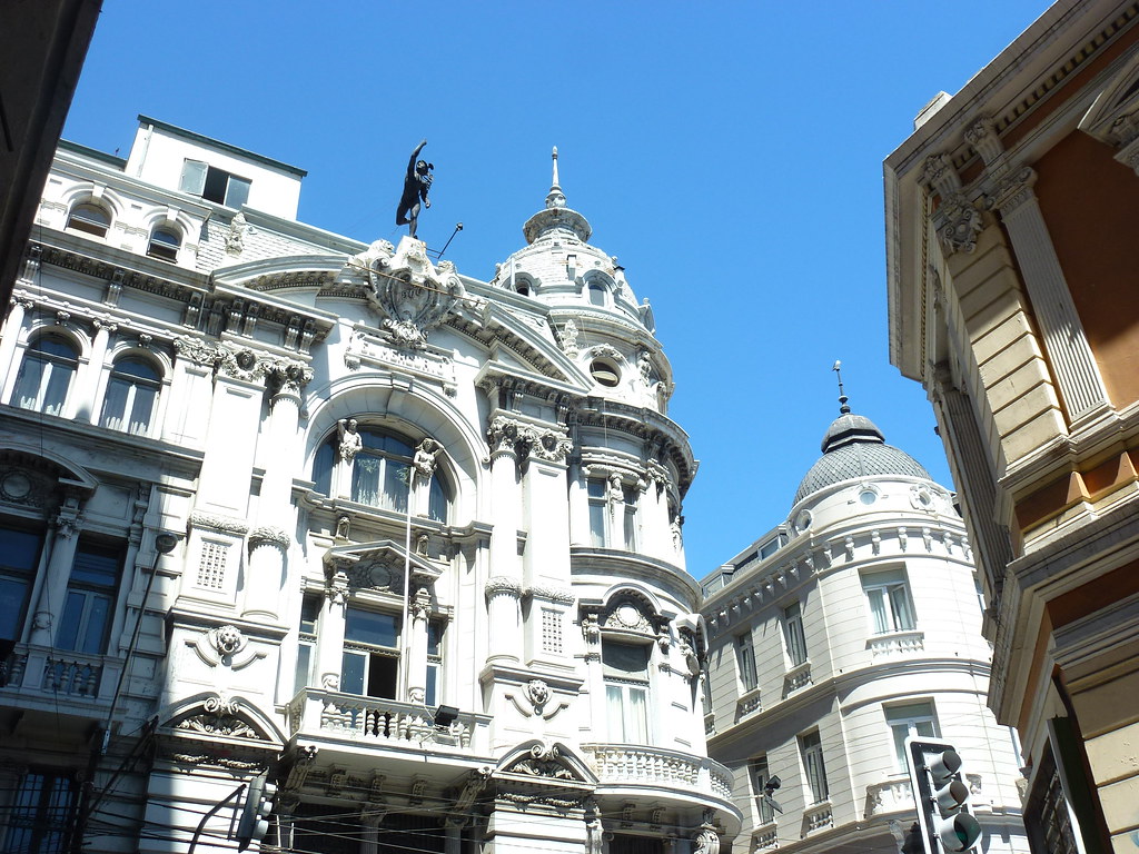 Manifestantes queman edificio de El Mercurio de Valparaíso