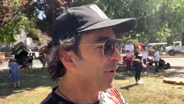 Jorge Alís se emociona al marchar con sus hijos en plaza Ñuñoa: 