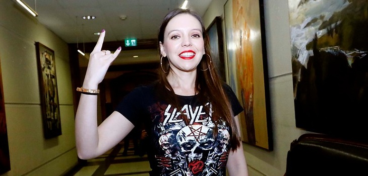 Con una polera de Slayer: diputada Camila Flores ofició homenaje a Tom Araya en el Congreso