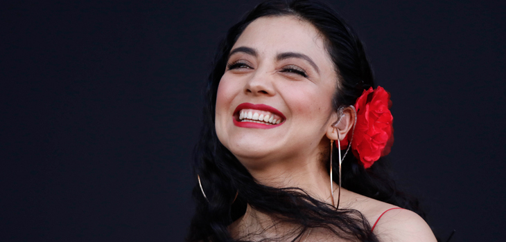 Mon Laferte subió fotografías luciendo sus canas y sus seguidores la llenaron de halagos