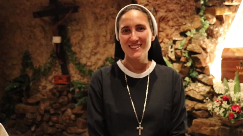 Monja española se luce como youtuber haciendo clases de fútbol en Iquique: 