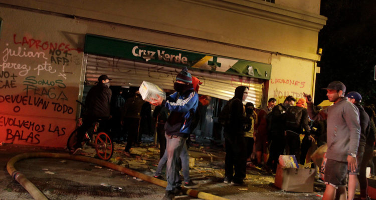 Saqueo en Farmacia Cruz Verde | Mauricio Mendez | Agencia Uno