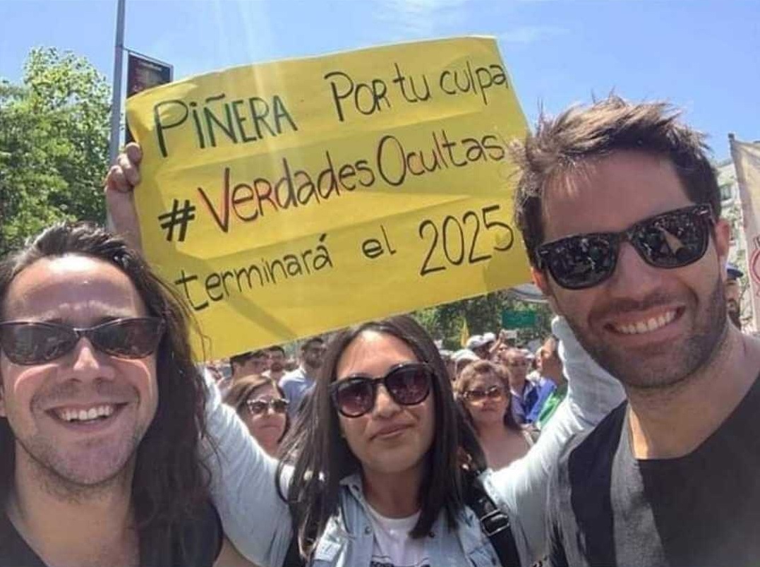 Marco y Diego posaron junto a nueva hilarante pancarta sobre Verdades Ocultas