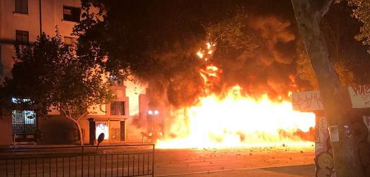 Bus del Transantiago resultó completamente quemado en Plaza Baquedano: tuiteros captaron el momento