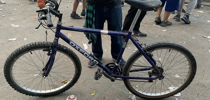 Joven rescató bicicleta de ser quemada en Metro Baquedano: inició campaña para dar con su dueño