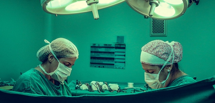 Hombre murió en cirugía de tabique nasal por diversos errores: familia será indemnizada