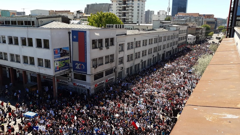 Fiesta electrónica y pétalos a carros policiales: así se vivió multitudinaria marcha en Concepción