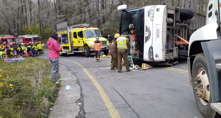 Bus que trasladaba estudiantes volcó en ruta Victoria-Curacautín: dejó 3 muertos y 40 heridos