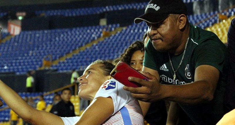 Hincha acosó a jugadora mientras se tomaba una selfie con ella: fue vetado de por vida del estadio