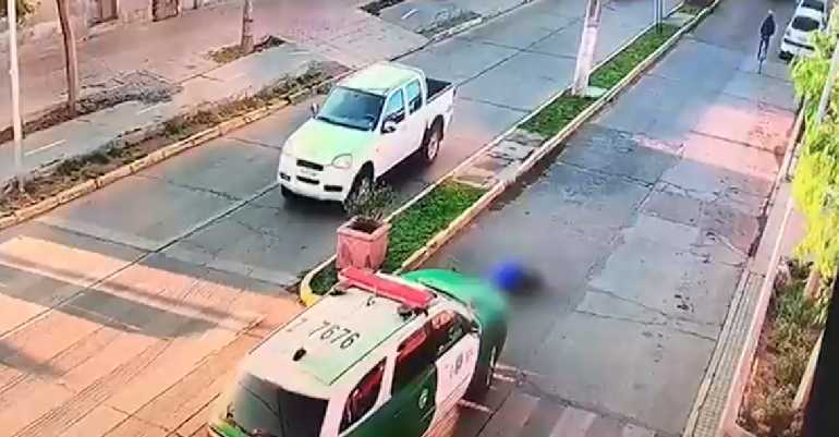 Patrulla de Carabineros atropelló a mujer que cruzaba por un paso de cebra: cámara lo registró