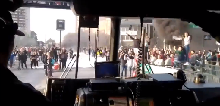 Video de bomberos destaca actuar de manifestantes en medio de protestas: dan libre paso a carros