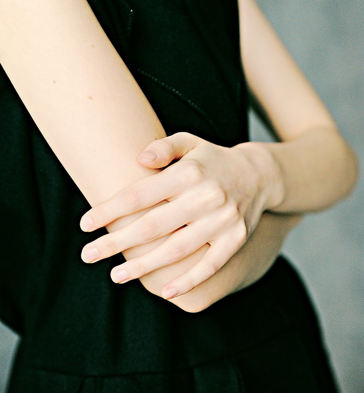 ¿Cuándo no es normal? Especialista explica causas del adormecimiento de brazos