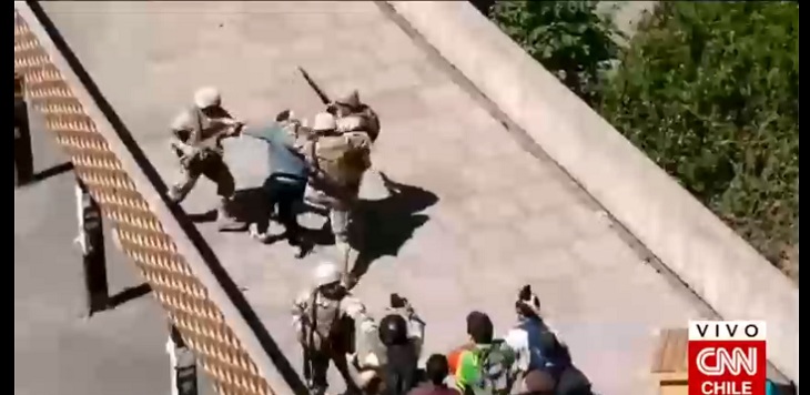 Video capta violenta pelea a puñetazos entre manifestante y militar en sector San Borja de Santiago