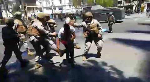 Hombre que lanzó botella a militares en Valparaíso recibió golpiza como respuesta