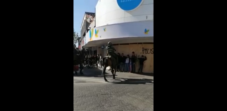 Carabineros a caballo arrinconan a familia tras masiva manifestación en centro de Concepción