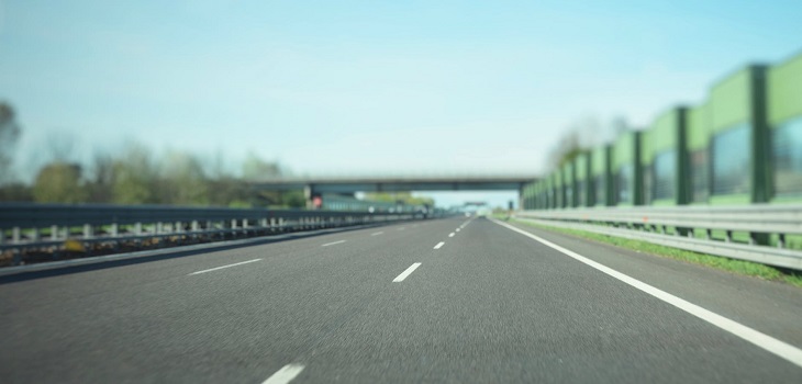 Distracción total: hackean letrero publicitario en autopista para proyectar un video porno