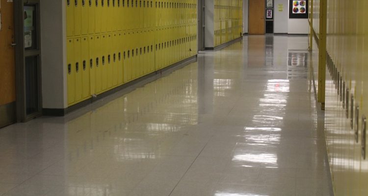 Caso de violación a menor en colegio de Castro: tres condenados cumplirán pena en libertad