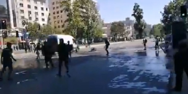 Manifestante fue atropellado por furgón de Carabineros en medio de enfrentamientos en Santiago