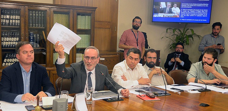 Comisión de Constitución aprueba idea de legislar proyecto de reducción de dieta parlamentaria