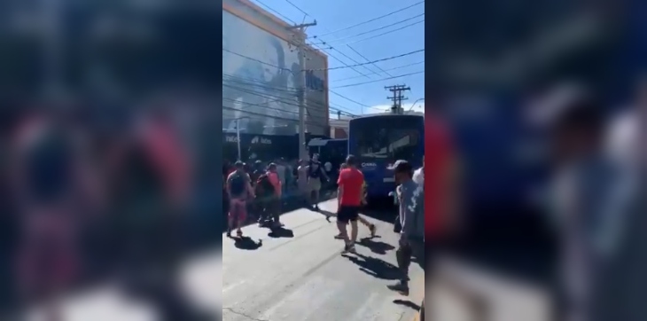 Registran cómo usan micro del Transantiago para embestir fachada de tienda Hites para saquearla