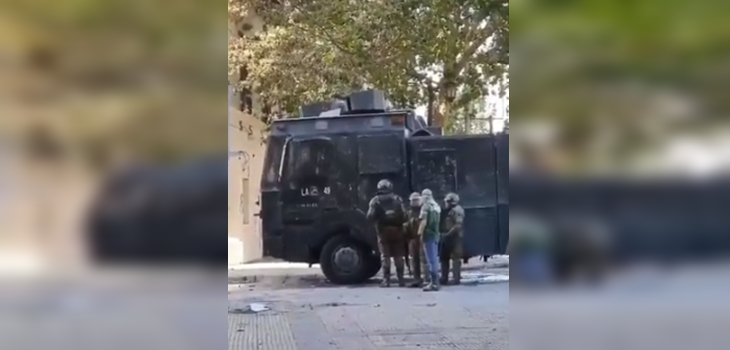 Curioso diálogo entre encapuchado y Carabineros generó sospechas en redes: institución aclaró todo