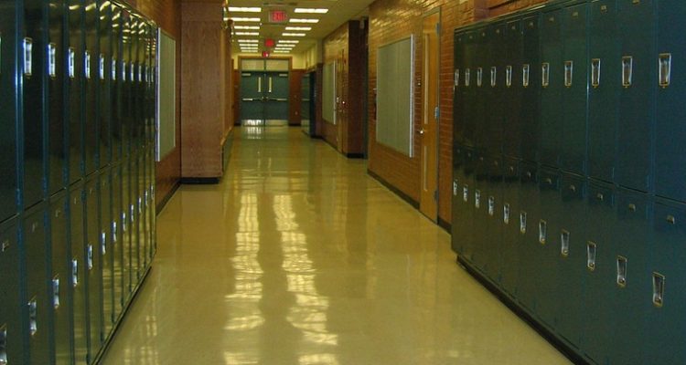 Declaran culpables a dos jóvenes por violar a compañero de curso al interior de colegio en Castro