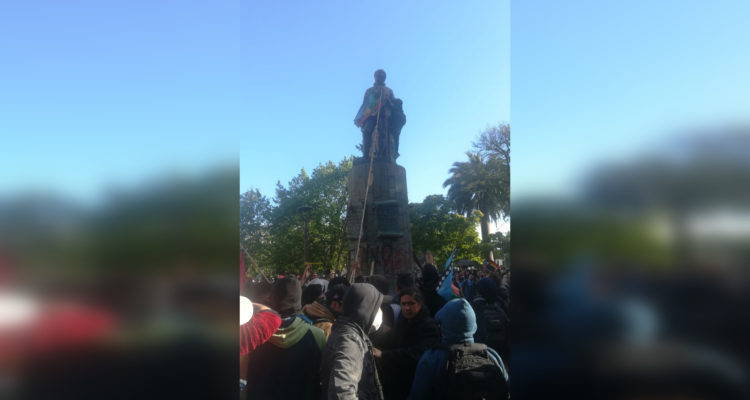 Registran cómo manifestantes intentan derribar sin éxito estatua de Pedro de Valdivia en Concepción