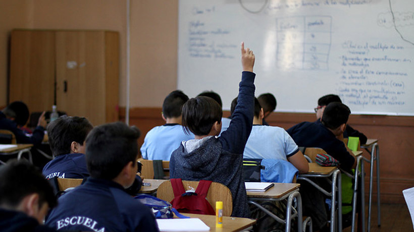 Polémica por texto escolar de 6to básico que pide destacar lo positivo de dictadura