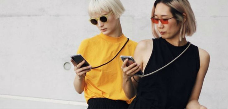 Fundas con cordón para tu celular: el nuevo accesorio de deseo de las instagramers más populares