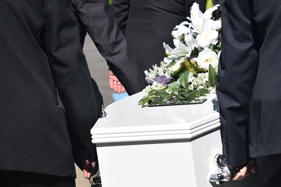 Hombre gritó que lo sacaran de ataúd durante su funeral pero todo se trataba de una 