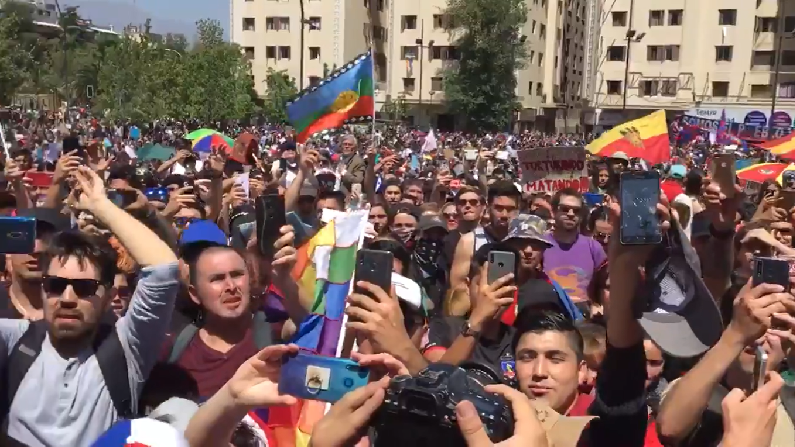 Illapu y Banda Conmoción realizaron improvisado concierto en Plaza Italia y cautivan a manifestantes