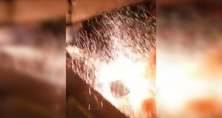 Protestas en Metro: captan momento en que manifestantes lanzan pantalla a vías de estación La Moneda