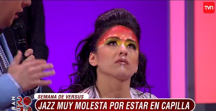 jazz torres enojada en gran rojo