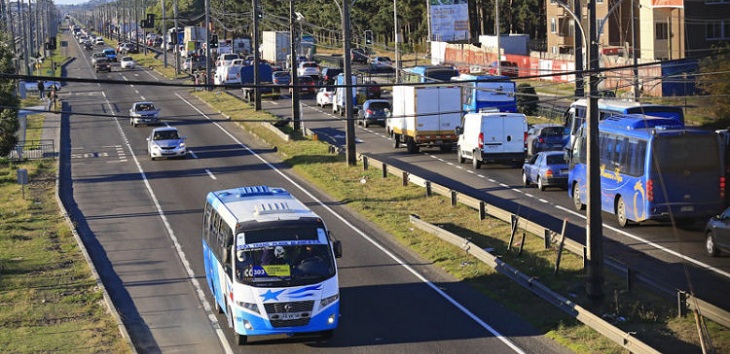 Detienen a hombre de 60 años acusado de abusar de niño que iba con su mamá en bus Coronel-Lota