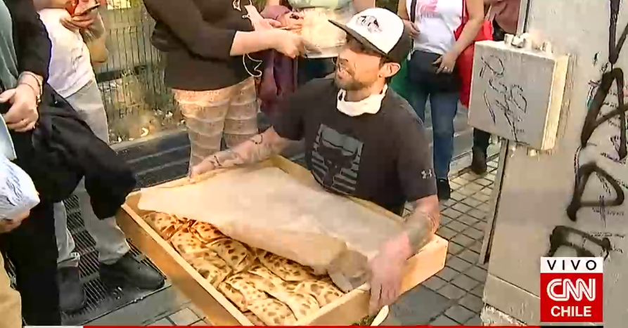 El gesto del Mago Valdivia y su hermano en las colapsadas filas del Metro: regalaron empanadas