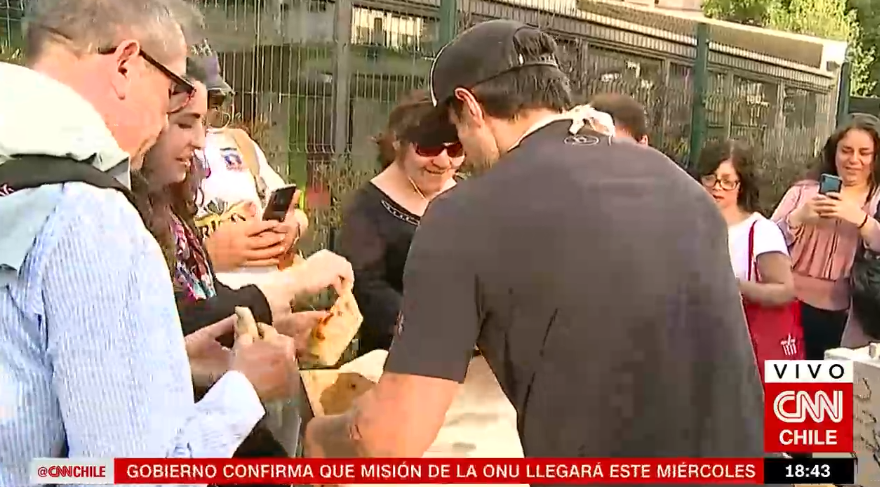 El noble gesto de Mago Valdivia y su hermano en las colapsadas filas del Metro