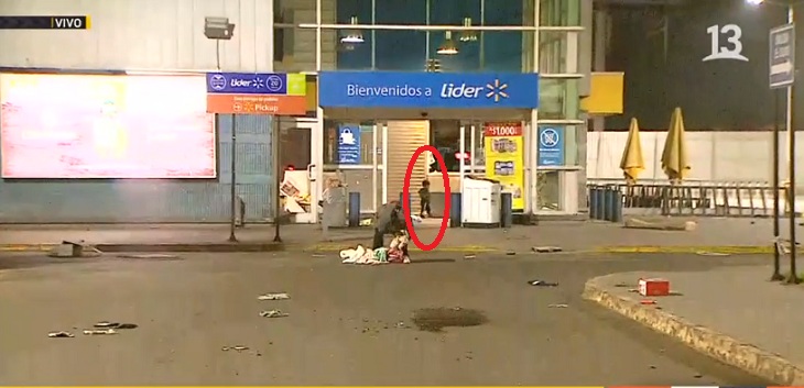 Pareja fue captada saqueando supermercado con pequeño niño en comuna de Independencia