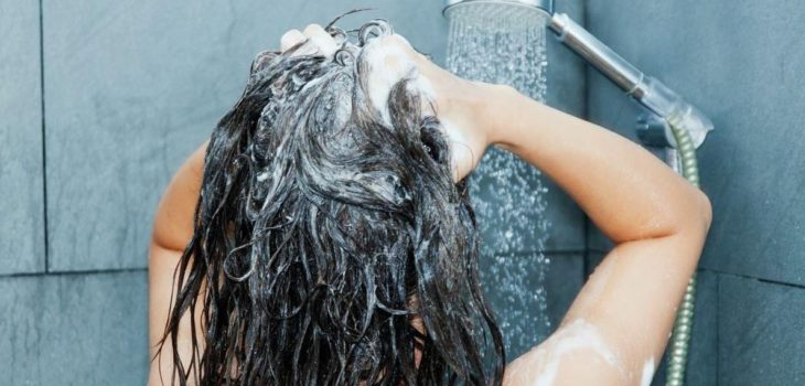 Expertos explican por qué no deberías lavarte la cara mientras te duchas