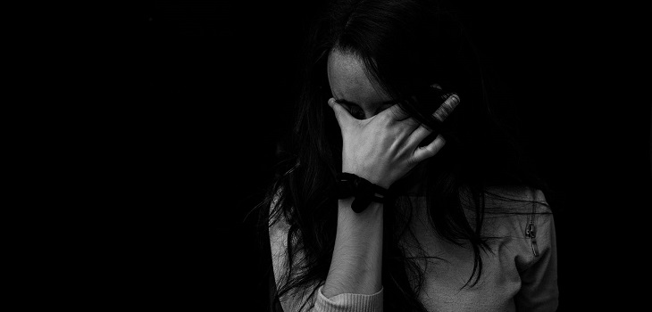 Hombre propinó 12 puñaladas a su pareja tras discusión en Puerto Montt: la encerró y ella sobrevivió