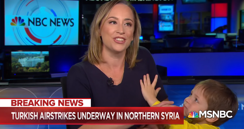 Periodista fue interrumpida por su hijo en plena transmisión en vivo: adorable chascarro es viral