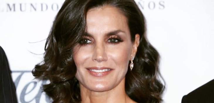 ¿Efecto Letizia? El solidario accesorio que usó la reina de España y que alcanzó alegre récord