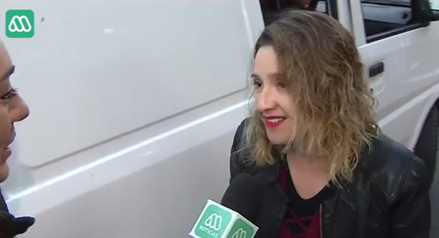 Vecina de Maipú sacó aplausos por su noble gesto: usó su auto para trasladar personas a sus trabajos