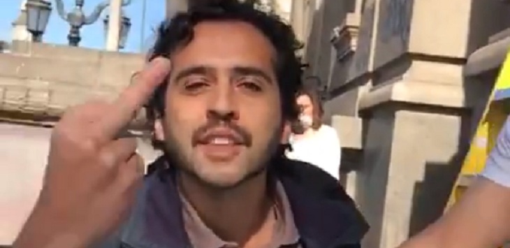 Joven se enfureció con voluntarios que limpiaban rayados tras protestas: su reacción se hizo viral