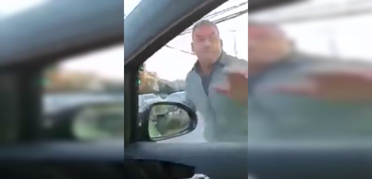 Conductor reacciona de violenta forma luego que le tocaran la bocina en Las Condes: momento es viral