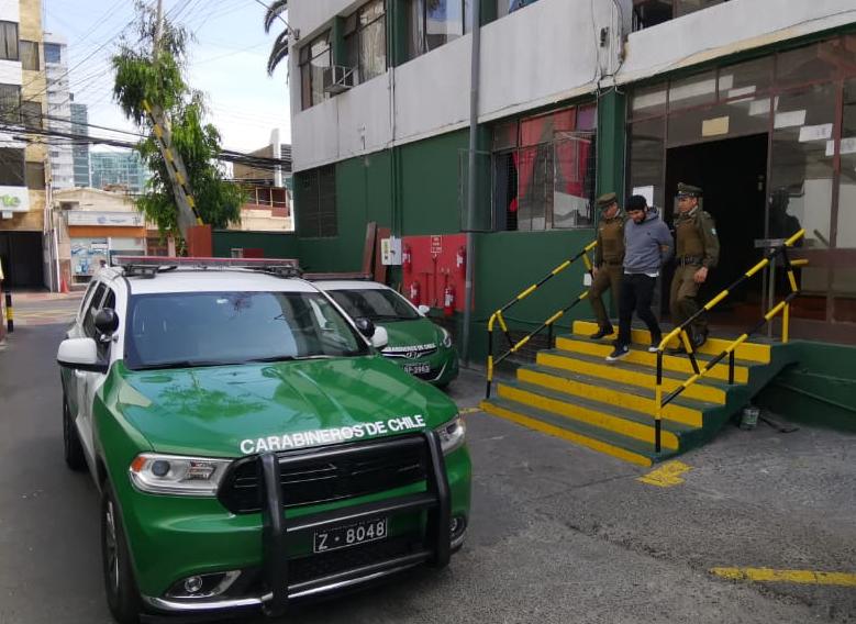 Asaltante fractura cráneo de micrero con martillo para robar puñado de monedas: bus terminó chocando