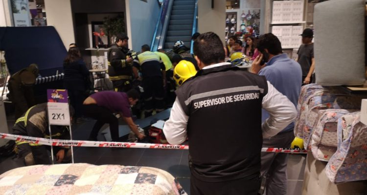 Menor queda con una mano atrapada en escalera mecánica de multitienda en mall de Los Ángeles