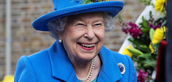 La reina Isabel II siempre tiene una botella de gin a su lado pero ni te imaginas el uso que le da