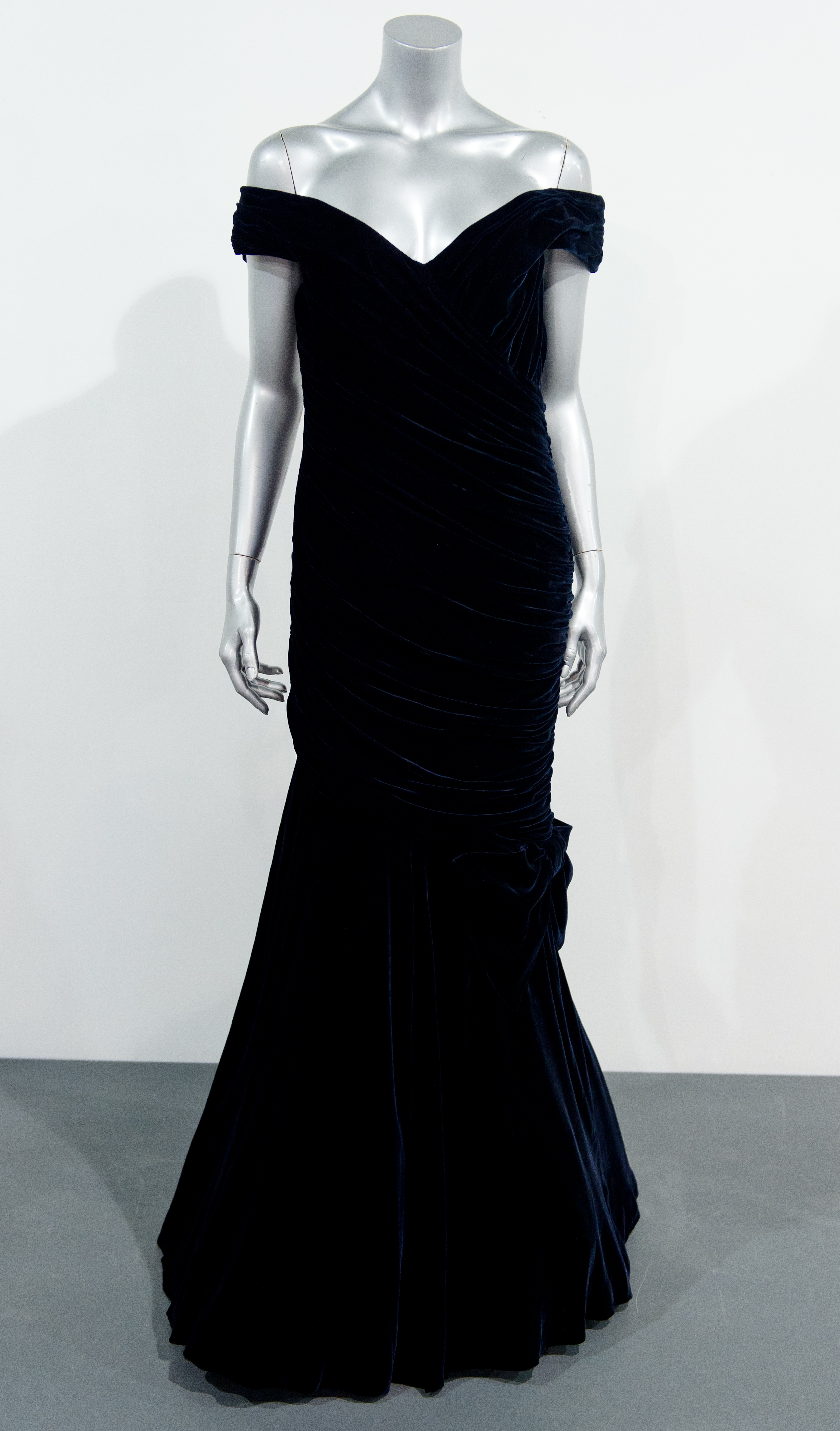 El "secreto" sobre el icónico vestido de terciopelo que lució Lady Di cundo bailó con John Travolta