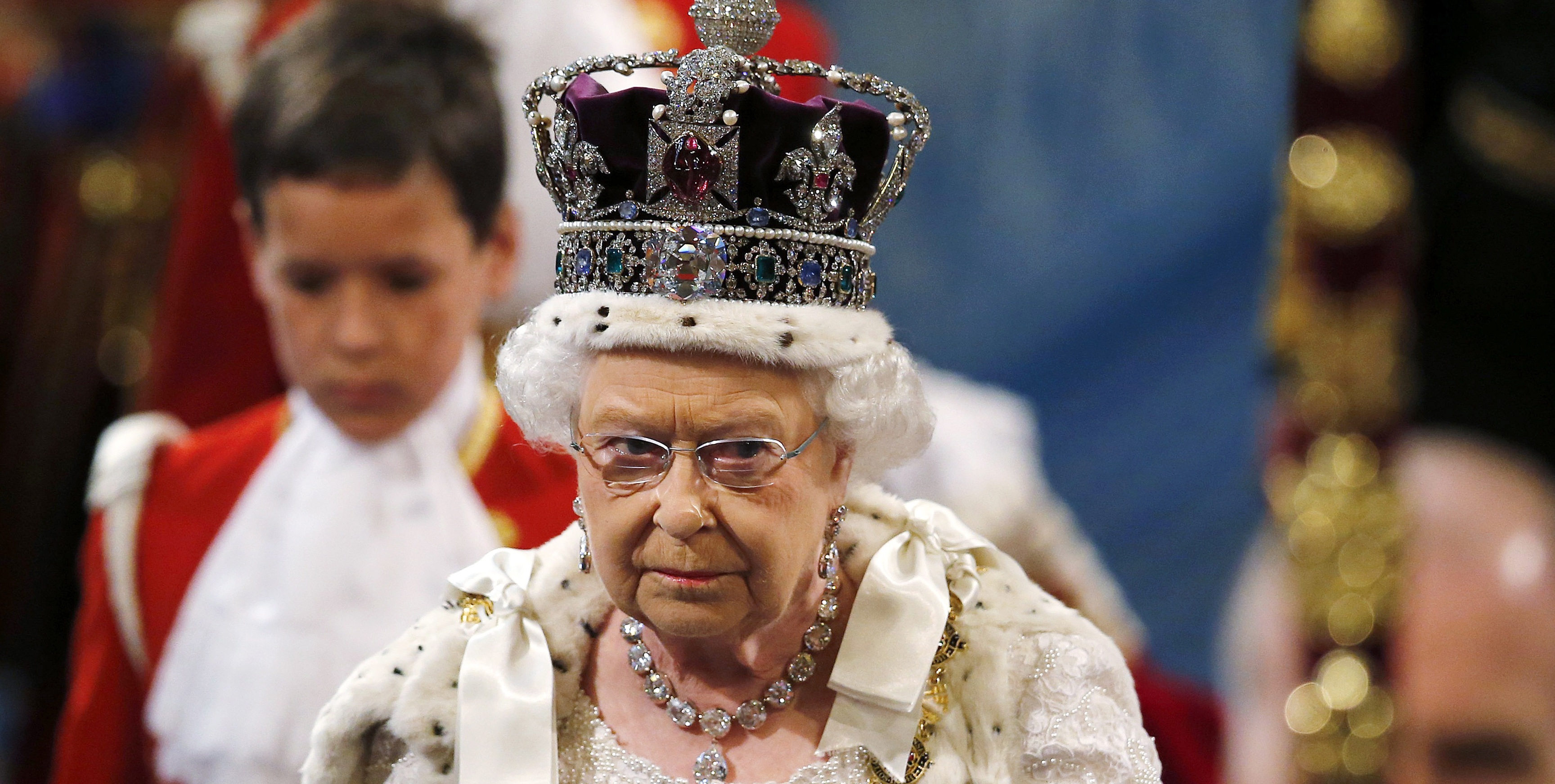 Calculan valor de la corona de Isabel II por primera vez: cifra equivale a 12 mil sueldos mínimos